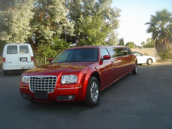 Аренда автомобиля Лимузин Chrysler 300C красный  с водителем