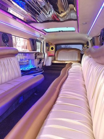 Аренда автомобиля Лимузин-джип Hummer с водителем 0