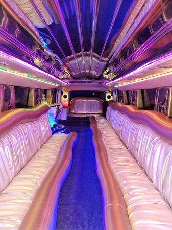 Аренда автомобиля Лимузин-джип Hummer с водителем 2