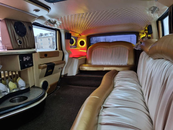 Аренда автомобиля Лимузин-джип Hummer с водителем 1